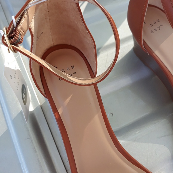 Shoes - Picture 3 of 6